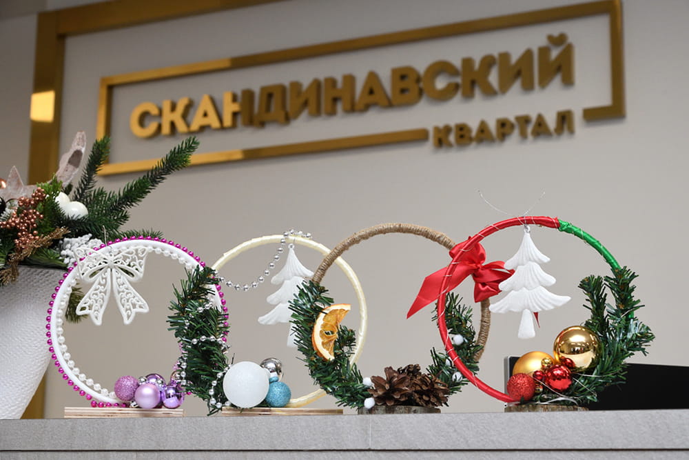Мастер-класс Создание новогодней композиции из шаров и фигурок